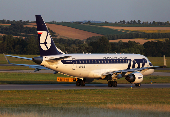 LOT Embraer E170 in Wien -  Foto: Max Hrusa