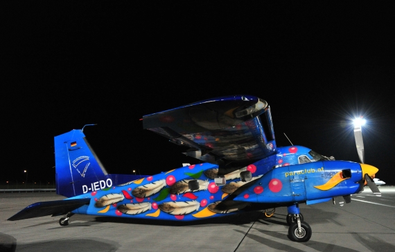 Die frabenfrohe Dornier Do 28 des Paraclubs Wiener Neustadt am Vorfeld des GAC in Wien-Schwechat Die frabenfrohe Dornier Do 28 des Paraclubs Wiener Neustadt am Vorfeld des GAC in Wien-Schwechat
