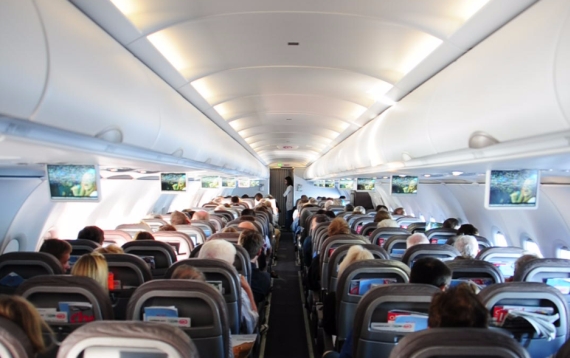 Passagiere sind bei Flugreisen oft unwissentlich hochgiftigen Dämpfen ausgesetzt (Symbolbild) - Foto: Austrian Wings Media Crew