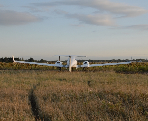 Im Vordergrund sind die Spuren der Reifen des Hauptfahrwerks der Twin Star zu erkennen - Foto: Austrian Wings Media Crew