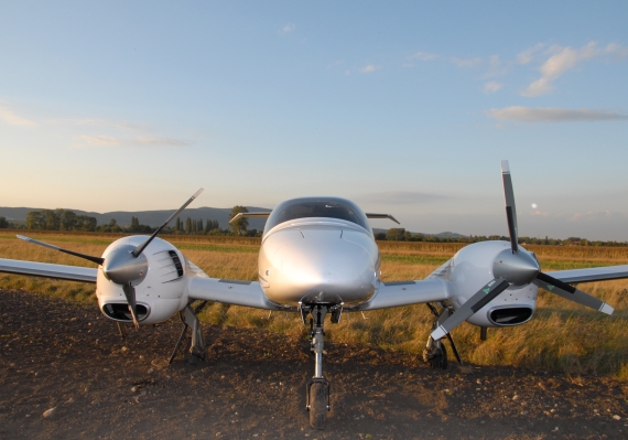 Frontalaufnahme der notgelandeten Maschine; deutlich ist der beschädigte rechte Propeller zu erkennen - Foto: Austrian Wings Media Crew