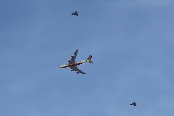 Eurofighter begleiten die Boeing 747 (VT-EVA) der Air India - Foto: M. Eidler