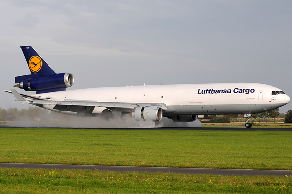 Könnten bei Weiterbestehen des Nachtflugverbots in Frankfurt verkauft werden: MD-11F von Lufthansa Cargo - Foto: Chris Jilli