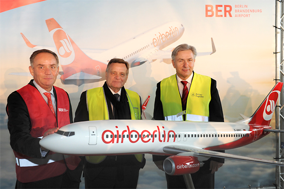 Prof. Dr. Rainer Schwarz, Sprecher der Geschäftsführung Berliner Flughäfen; Hartmut Mehdorn, CEO airberlin; Klaus Wowereit, Regierender Bürgermeister von Berlin und Aufsichtsratsvorsitzender der Berliner Flughäfen - Foto: Günter Wicker / Ligatur