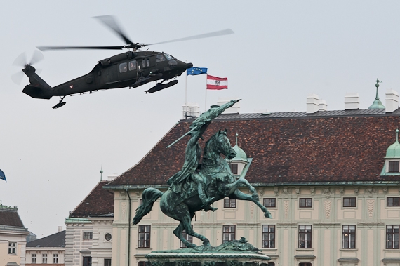 Der imposante Black Hawk schwebt ein Der imposante Black Hawk schwebt ein