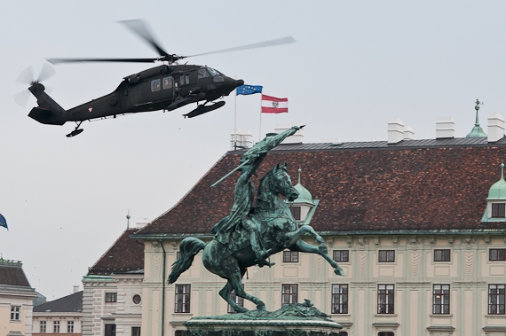 Der imposante Black Hawk schwebt ein