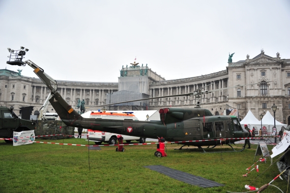Die Agusta Bell 212 des Bundesheeres wird für Mannschafts- und Materialtransport sowie Rettungsflüge eingesetzt