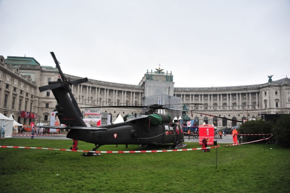 Die "Schwarzen Falken" (Black Hawk) sind in Tulln/Langenlebarn stationiert und bilden das Rückgrat der Transporthubschrauberflotte des Bundesheeres; sie werden zum Personen- und Materialtransport, aber auch für Lösch- und Katastrophenschutzeinsätze ve