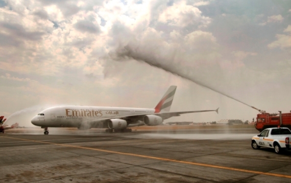 Der Emirates A380 wurde von der Flughafenfeuerwehr mit Wasserfontänen empfangen - Foto: Emirates