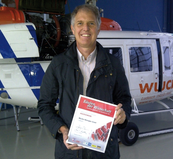 Wucher-Geschäftsführer Gerhard Huber mit der Auszeichnung in Händen - Foto ZVG