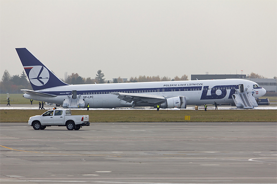 Die Boeing nach der erfolgreichen Notlandung; die Notrutschen über welche die Passagiere evakuiert wurden, sind deutlich zu erkennen - Foto: Adam Myszkowski (Dziękuję bardzo!)
