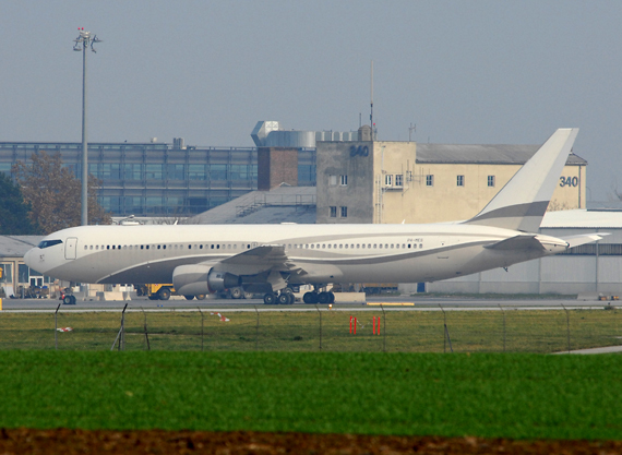 Die private Boeing 767-300 des Milliardärs am Flughafen Wien - Foto: Austrian Wings Media Crew