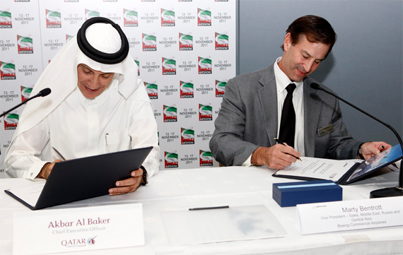 Qatar Airways-CEO Akbar Al Baker (links) unterzeichnet die Bestellung zweier Boeing 777 Frachtflugzeuge - Foto: Qatar Airways