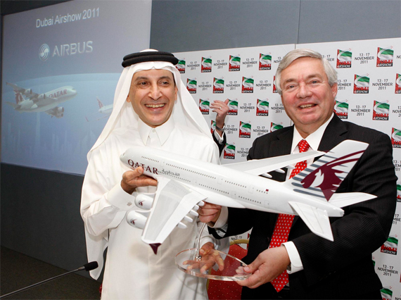 Qatar Airways-CEO Akbar Al Baker (links) und  Airbus Chief Operating Officer (Customer) John Leahy feiern die Flugzeugbestellung - Foto: Qatar Airways