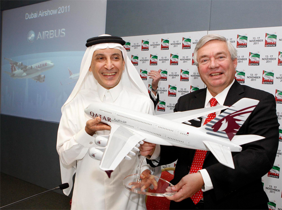 Qatar Airways-CEO Akbar Al Baker (links) und  Airbus Chief Operating Officer (Customer) John Leahy feiern die Flugzeugbestellung - Foto: Qatar Airways