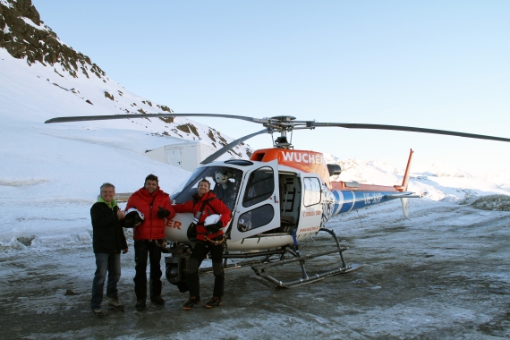 Cineflex-Kamera Operator Alexander Kaiser mit den Hauptdarstellern Hans Sigl und Heiko Ruprecht vor dem Kamera-Hubschrauber - Foto Wucher Helicopter