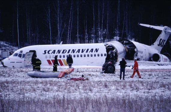 Die "Dana Viking" unmittelbar nach dem Crash; später wurden der Rumpf "neutralisiert", schließlich ist ein abgestürztes Flugzeug keine gute Werbung für eine Airline - Foto: Tomma Lakmaker (Werner Fischdick Collection)