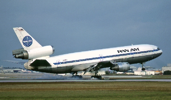 Durch den Kauf von National Airlines übernahm Pan Am 11 DC 10-10 (Bild) sowie 16 DC 10-30; die hier 1983 bei der Landung in Miami fotografierte Maschine trug den Namen Clipper Star Light - Foto: Bob Garrard