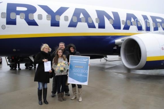 Carina Dünser und ihr Vater Philipp; Ryanair-Managerin Jana Skornicka (li.) und Airport-Marketingleiterin Marina Siladji gratulierten mit Blumen und einem Fluggutschein - Foto: Allgäu Airport