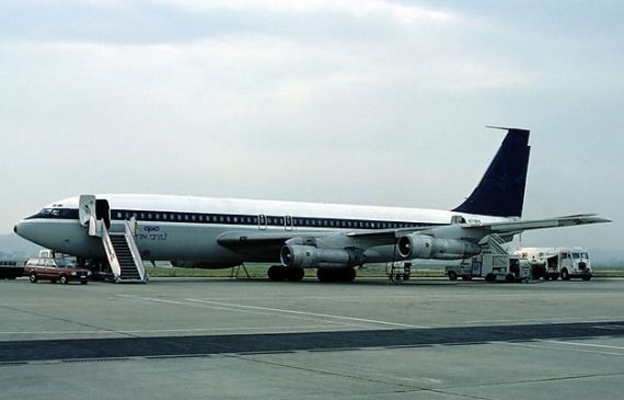 Die N778PA noch in den Farben ihres vorherigen Betreibes, aufgenommen im November 1982 in Basel; rechts neben der Treppe ist der hebräische Schriftzug zu erkennen - Foto: Eduard Marmet