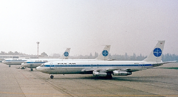 "Triple 7(07": Drei Boeing 707-300 von Pan Am am Flughafen Düsseldorf, aufgenommen im Jahr 1973 - Foto: Wolfgang Mendorf