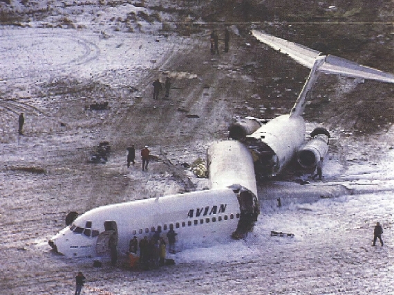 Das Wrack aus der Luft gesehen; ein Teil des Schriftzugs "Scandinavian" ist bereits übermalt - Foto: Schwedische Flugunfalluntersuchungskommission