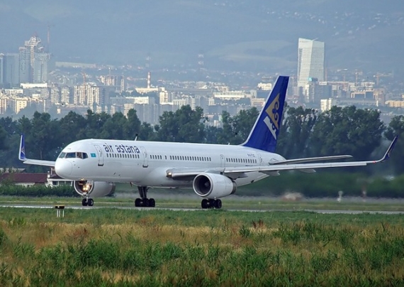 Boeing 757 der Air Astana beim Start in Almaty - Foto: Nikolay Ustinov, Almaty Spotting Club