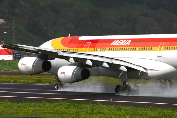 Iberia Airbus A340 bei der Landung in Teneriffa - Foto: Max Hrusa