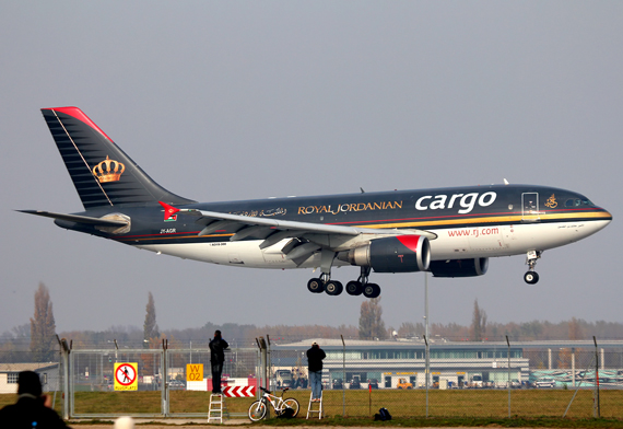 Royal Jordanian Cargo Airbus A310 kurz vor der Landung in Wien - Foto: Max Hrusa