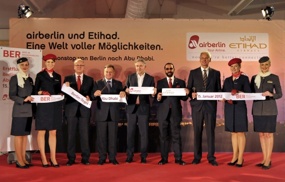 : Dr. Manfred A. Körtgen, Geschäftsführer Betrieb/BBI Flughafen Berlin Brandenburg; Hartmut Mehdorn, CEO airberlin; Klaus Wowereit, Regierender Bürgermeister von Berlin; Mohammed Ahmed Al Mahmood, Botschafter der Vereinigten Arabischen Emirate in Berl