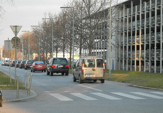 Stau bei der Zufahrt zum Personalparkhaus - Foto: Austrian Wings Media Crew