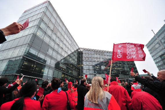 Die AUA-Mitarbeiter machten bereits vorige Woche ihrem Unmut vor der Zentrale Luft und zeigten den Vorstände symbolisch die "rote Karte" - Foto: Austrian Wings Media Crew