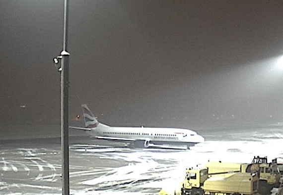 Die Maschine stand über Nacht auf dem Vorfeld in Innsbruck - Foto: Webcam Flughafen Innsbruck / ZVG