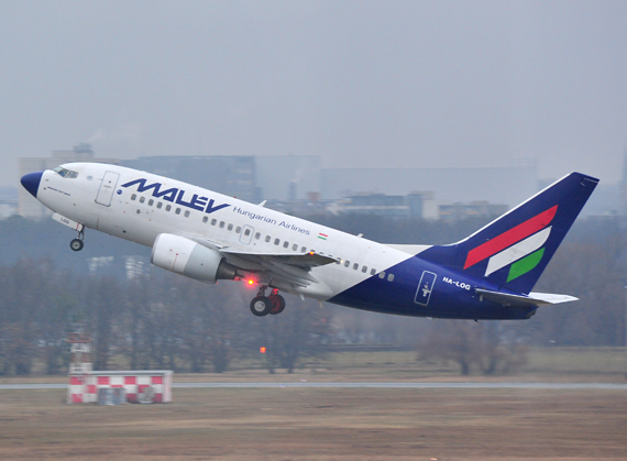 Boeing 737-500 der Malev beim Start - Foto: Austrian Wings Media Crew