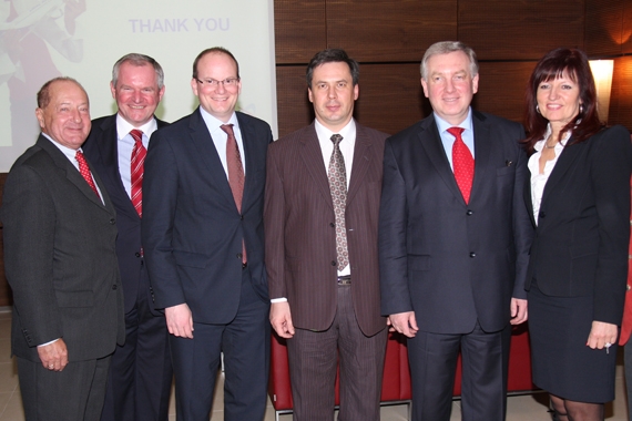 Die Delegation von Ural Airlines mit Vertretern aus Politik und Wirtschaft am Flughafen Wien
