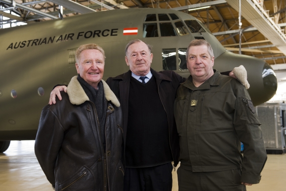 Siegfried Puch, Jubilar Leo Atzgerstorfer und Oberst Gottfried Sperl vor der Hercules - Foto: Bundesheer/Simader