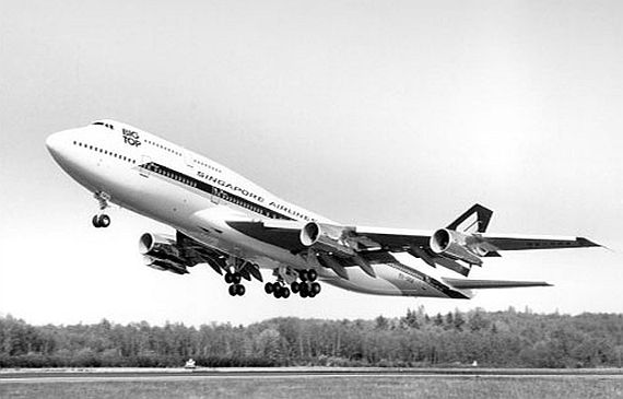 Singapore Airlines Boeing 747-300, genannt "MegaTop", beim Start - Foto: SIA