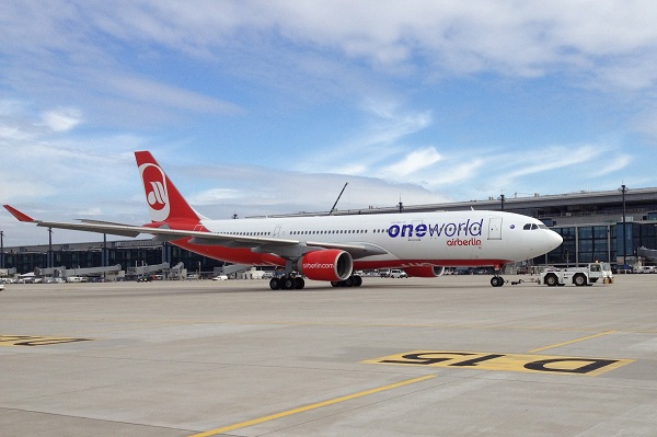 erstes Flugzeug am neuen Flughafen Berlin Brandenburg