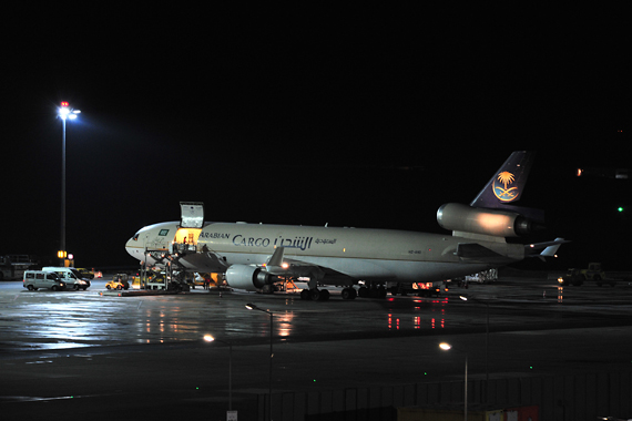 Das Bodenpersonal beginnt mit den Verladearbeiten - Foto: Austrian Wings Media Crew