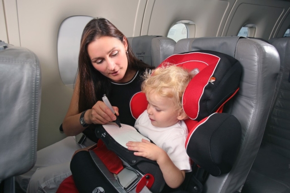 So wäre es optimal: Kindersicherung im Flugzeug mittels zugelassenem Sitz - Foto: kiddy.de