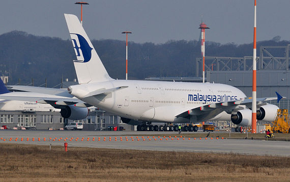Der erste A380 von Malaysia, aufgenommen in Hamburg-Finkenwerder - Foto: Helmut Groening