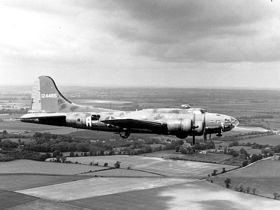 Die Memphis Belle auf ihrem Rückweg in die USA am 9. Juni 1943 - Foto: U. S. Air Force / Wiki Commons
