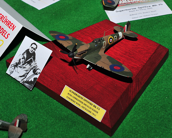 Modell der Spitfire des berühmten britischen Fliegerasses Douglas Bader - Foto: Austrian Wings Media Crew