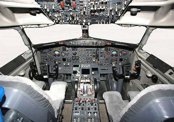 Analoges Cockpit einer Boeing 737-200, bereits mit einem Flight Management Computer ausgerüstet - Foto: Wiki Commons