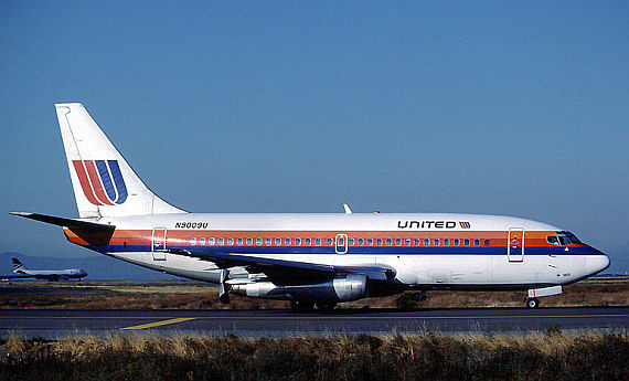 Boeing 737-200 des Erstkunden United Airlines mit ausgefahrener Schubumkehr - Foto: Eduard Marmet / Wiki Commons