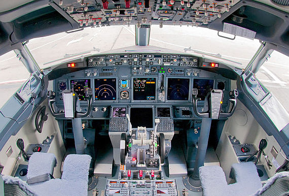 Digitales "Glascockpit" der Boeing 737-600/700/800, hier aufgenommen in einer Maschine der Version -800 - Foto: Wiki Commons