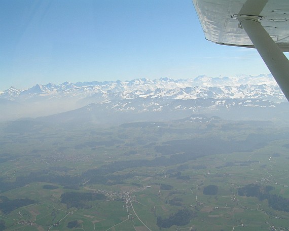 Die verschneiten Alpen südlich von Zürich