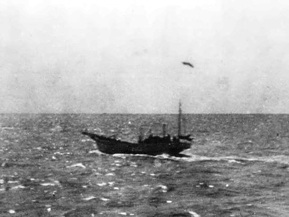 Japanese_fishing_boat_sunken_by_Doolittle-Raiders