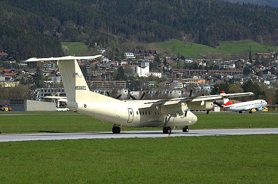 Die Maschine auf dem Rollweg; im Hintergrund eine startende Boeing 737-800 der AUA - Foto: Maxi Gruber