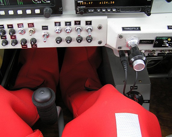 Mit Überlebensanzug nicht viel Platz im Cockpit